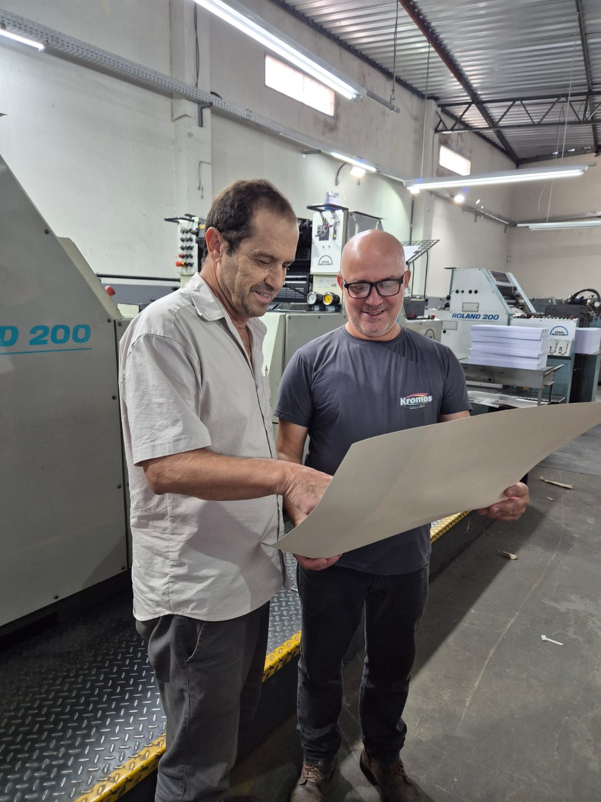 Equipe Kromos conferindo impressão na oficina